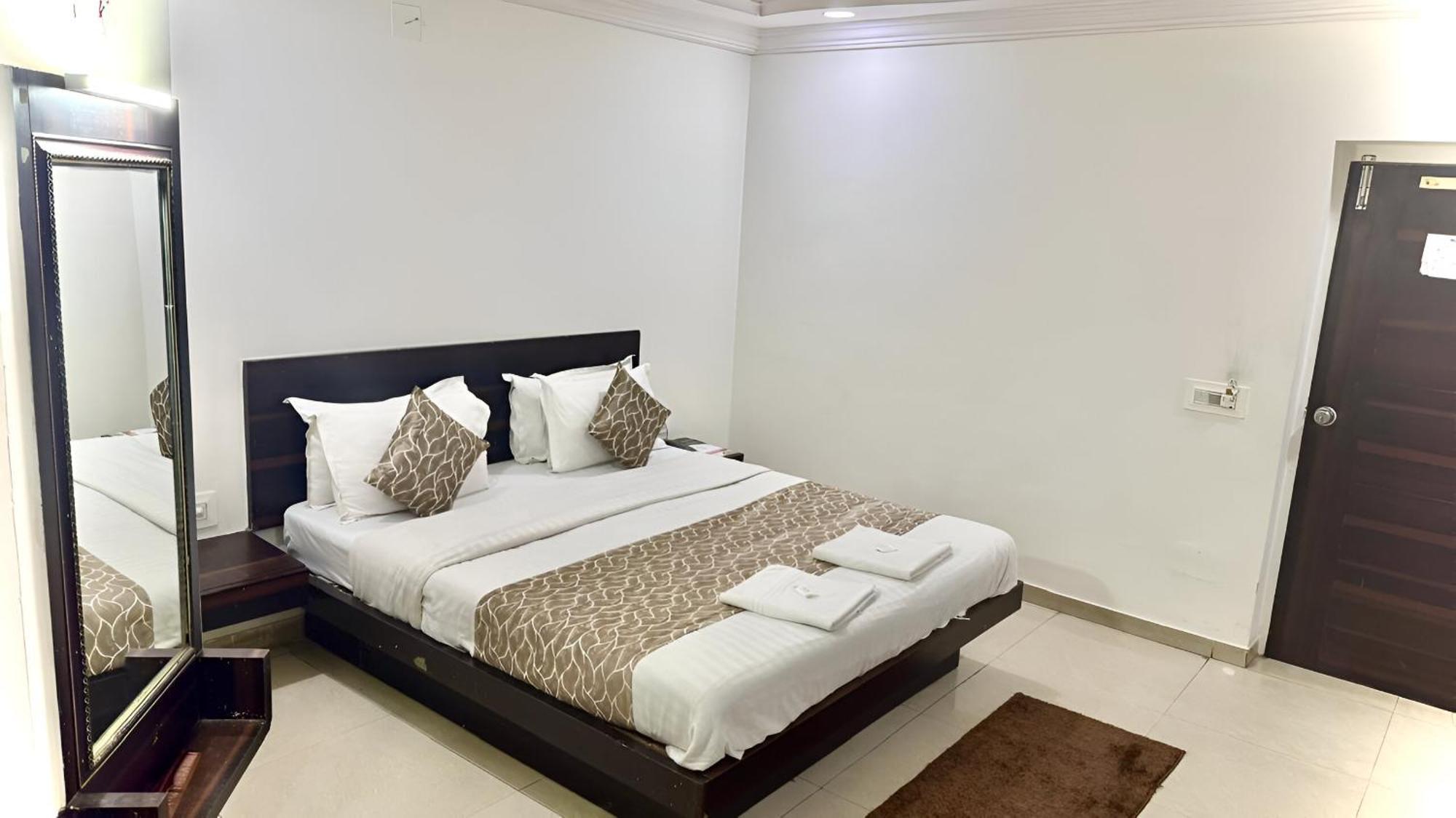 Hotel Dev Palace Ahmedabad Exterior foto