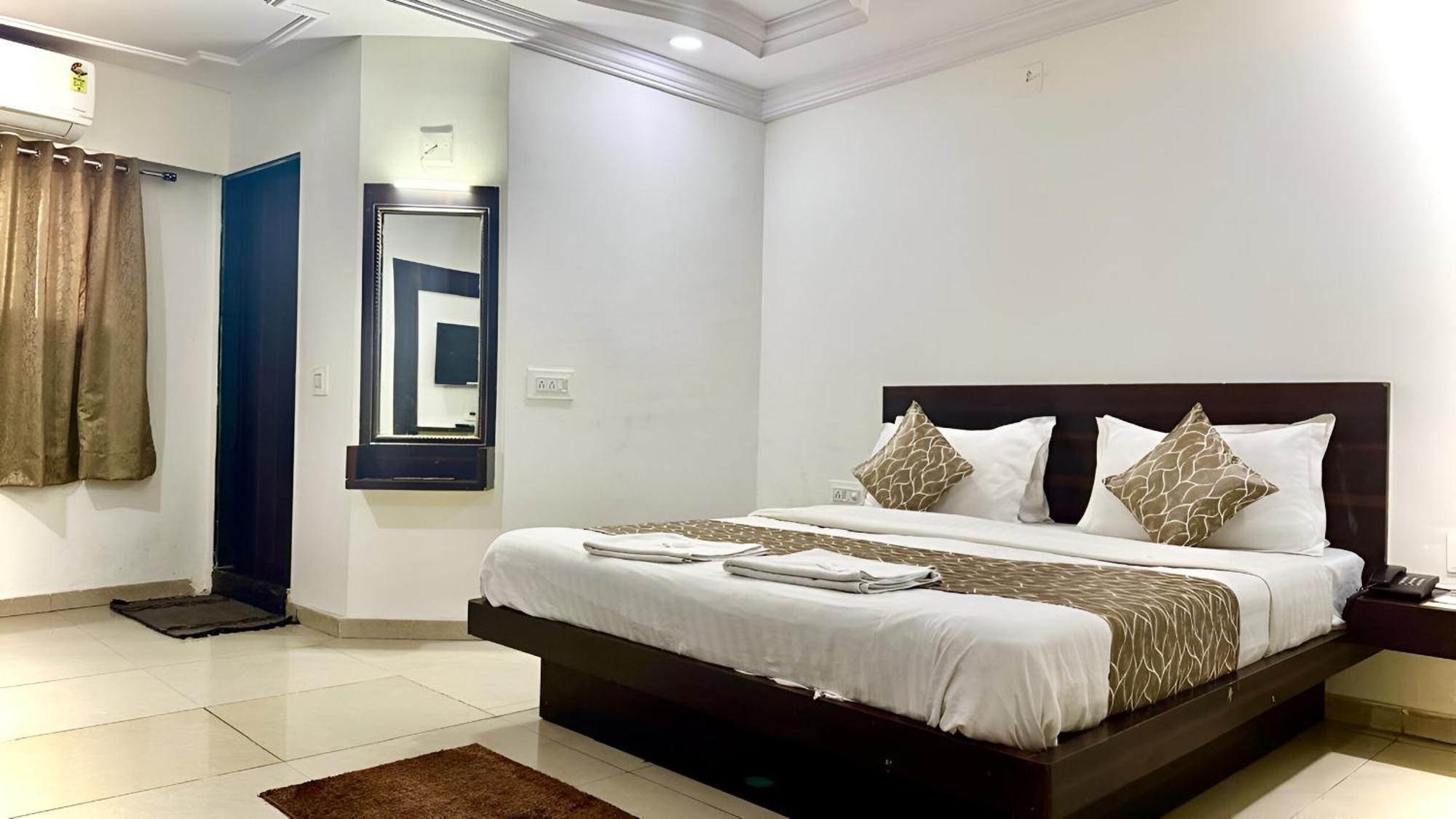 Hotel Dev Palace Ahmedabad Exterior foto
